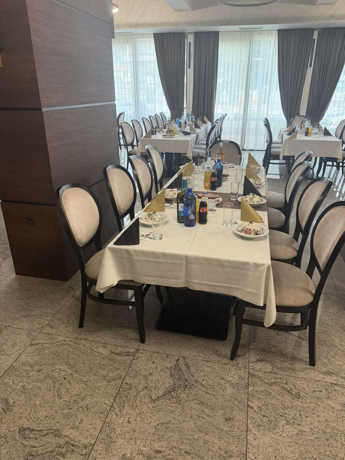 Маса до прозорците