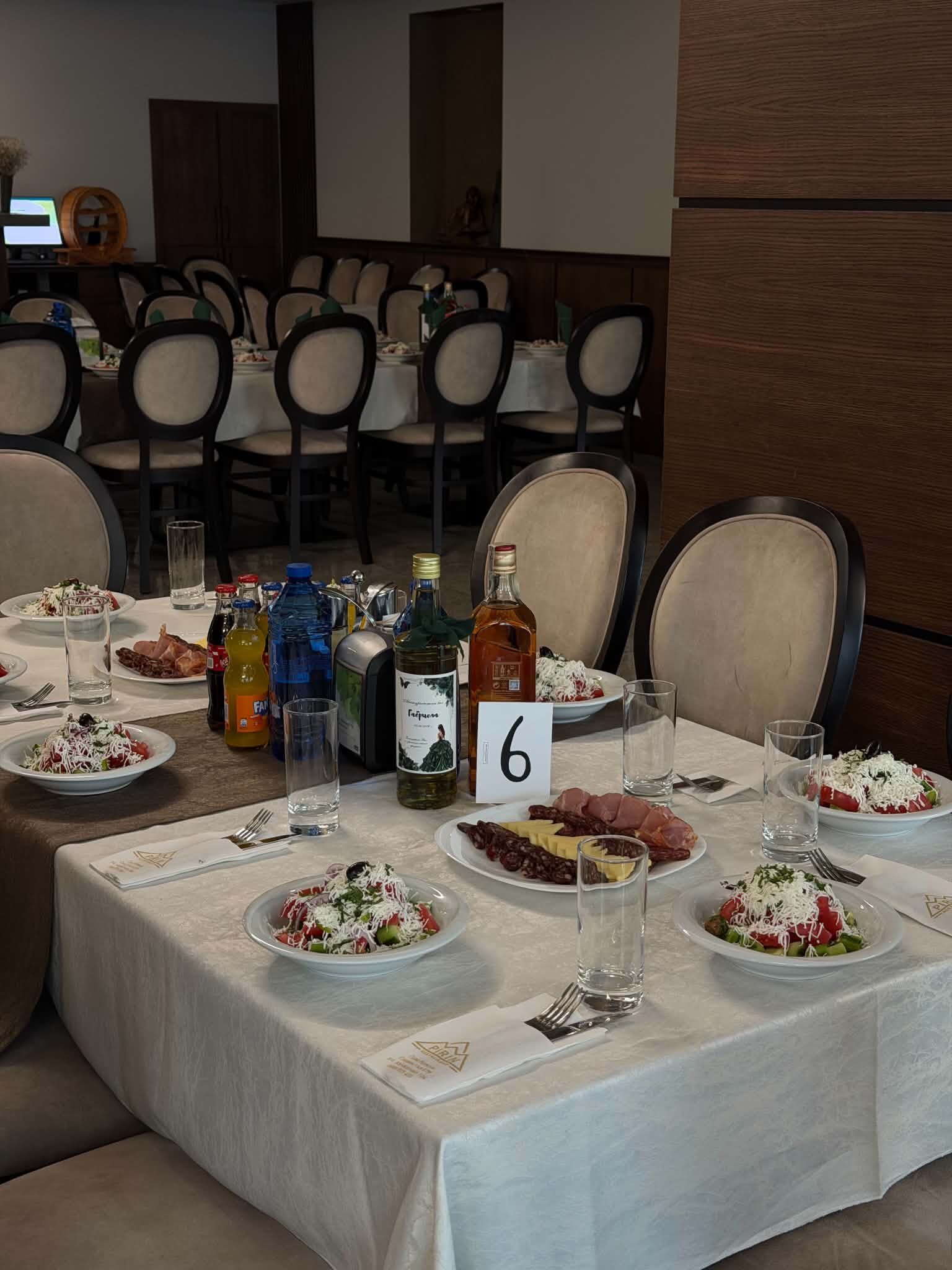 Ястия и салати, сервирани за компания